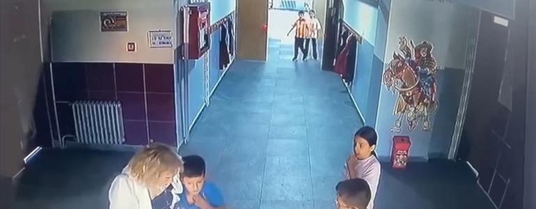 Öğretmen nefes borusuna kraker kaçan öğrenciyi Heimlich manevrasıyla kurtardı
